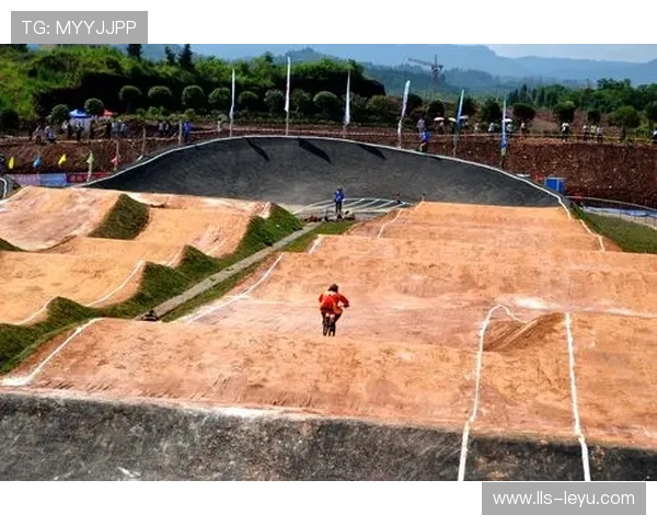 营山全国青少年U系列赛现场:小选手炫技花活增添紧张赛事轻松氛围 营山全国青少年U系列赛现场:小选手炫技花活增添紧张赛事轻松氛围