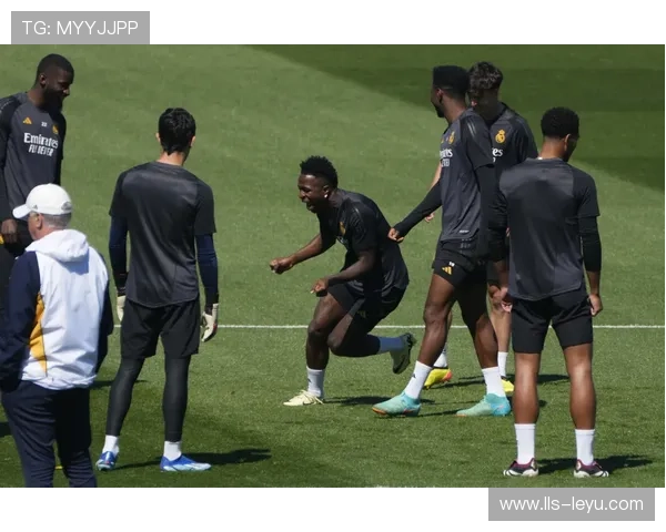 贝林厄姆无球跑动中疑似拉伤离场，皇马焦点战开局折损大将