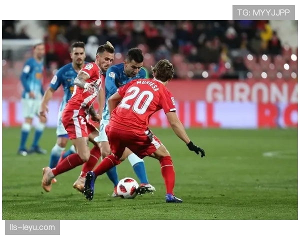 赫罗纳以4-2-3-1阵型为基础，战术核心在于中场传导与边路渗透